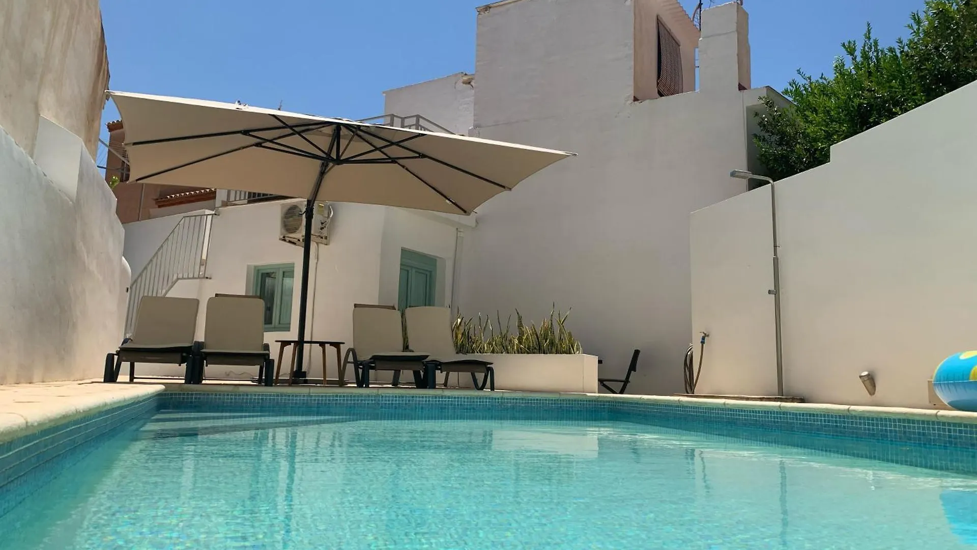 Beautiful Home With Private Pool location